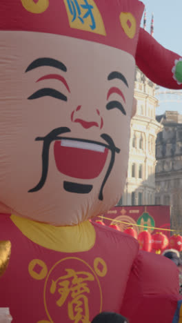 Video-Vertical-De-Decoraciones-En-Trafalgar-Square-En-Londres-Reino-Unido-Celebrando-El-Año-Nuevo-Chino-2023